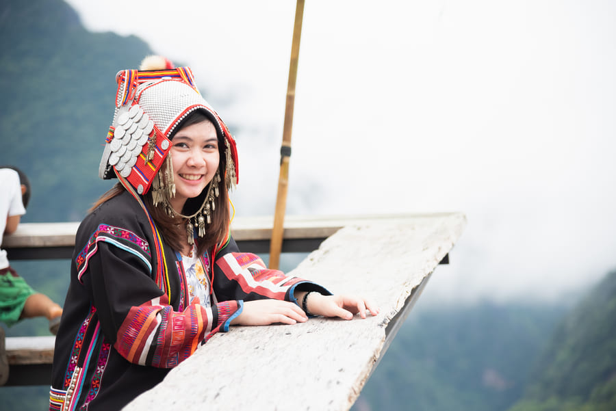 Mujer haciendo turismo en lugares ocultos de china